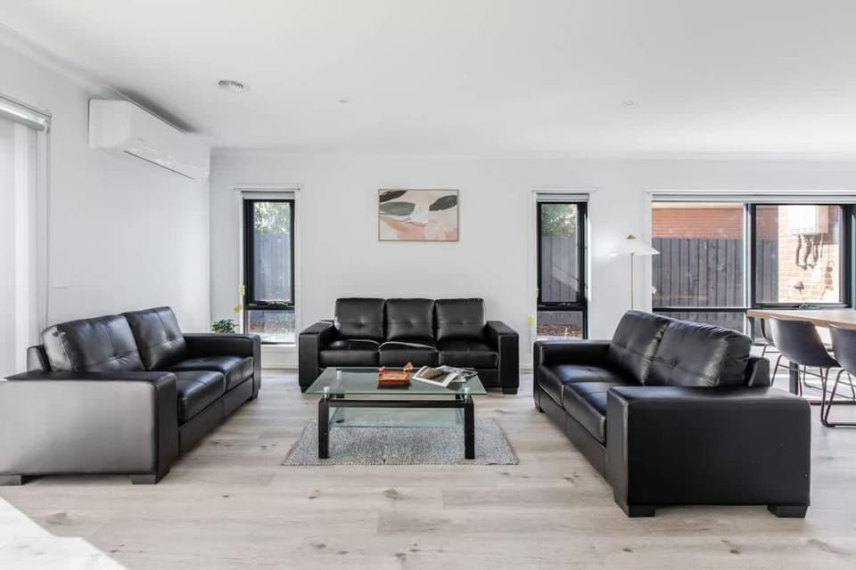 Modern Comfort in Avondale Heights Family Home House in Melbourne