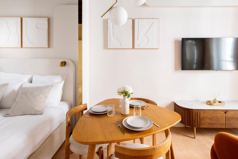 Bed, TV and multimedia, Living room, Seating area