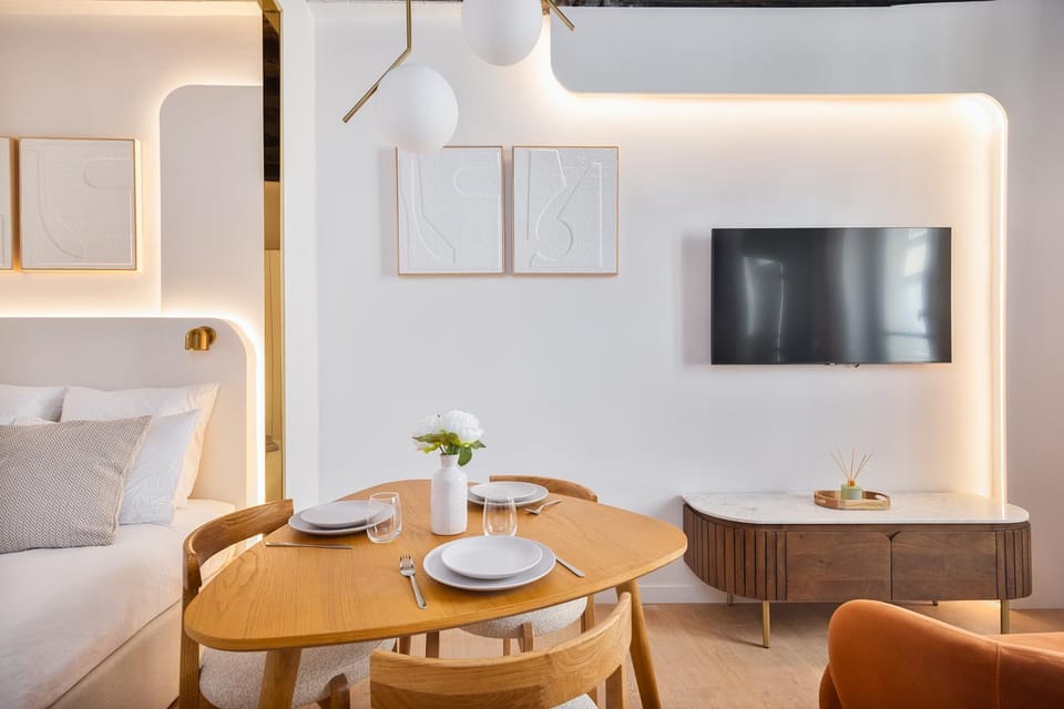 Living room, Photo of the whole room, Seating area, Bedroom