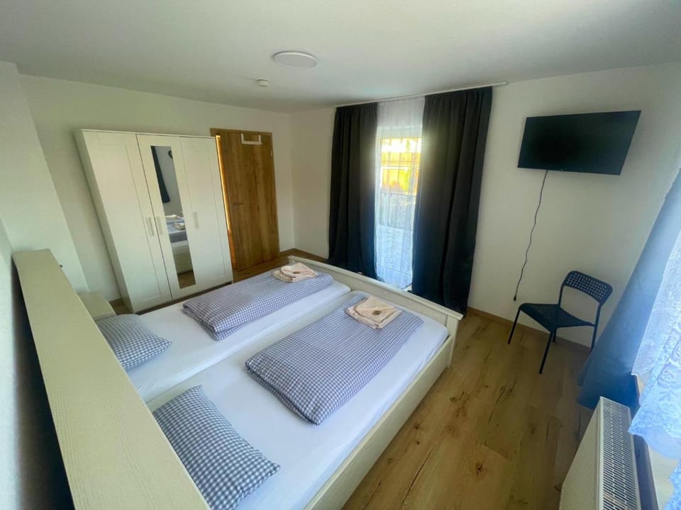 Bed, TV and multimedia, Photo of the whole room, Bedroom, towels
