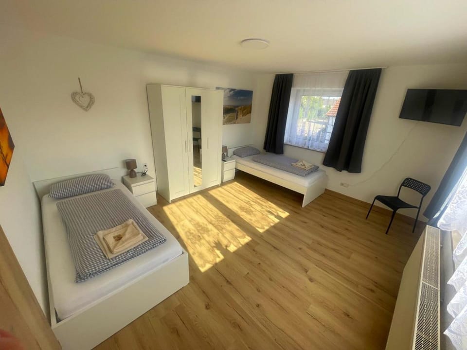 Bed, TV and multimedia, Photo of the whole room, Bedroom