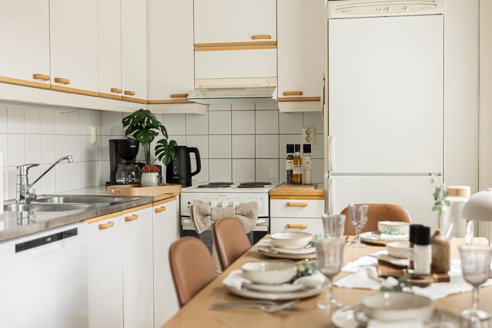 Coffee/tea facilities, Kitchen or kitchenette, Dining area, stove