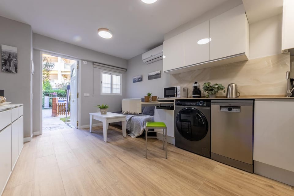 Kitchen or kitchenette, Dining area, dishwasher, washing machine