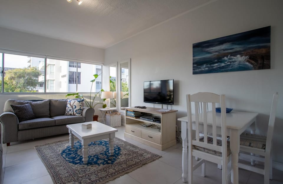 Communal lounge/ TV room, TV and multimedia, Living room, Seating area, Dining area, Evening entertainment