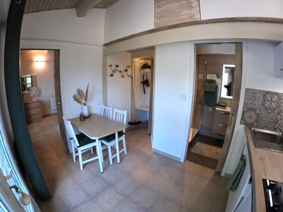 Bathroom, Kitchen or kitchenette, Dining area