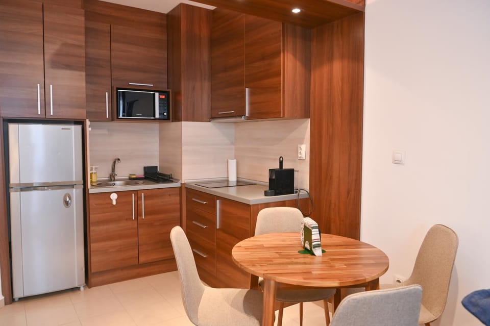 Coffee/tea facilities, Kitchen or kitchenette, Dining area, stove
