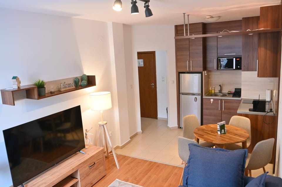 TV and multimedia, Coffee/tea facilities, Kitchen or kitchenette, Living room, Seating area, Dining area, stove