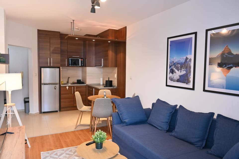 TV and multimedia, Kitchen or kitchenette, Living room, Seating area, Dining area
