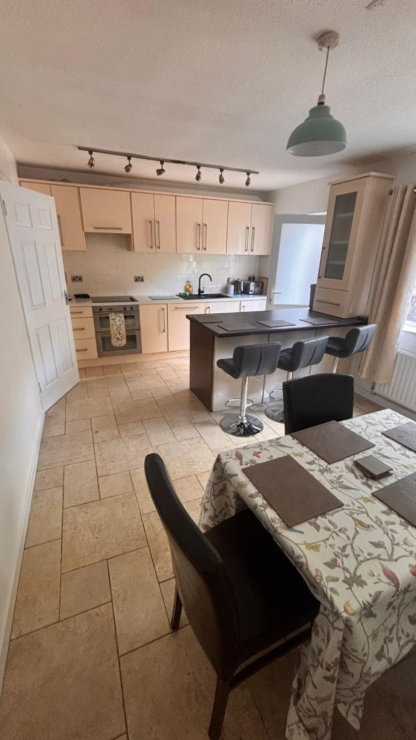 Kitchen or kitchenette, Seating area, Dining area, stove
