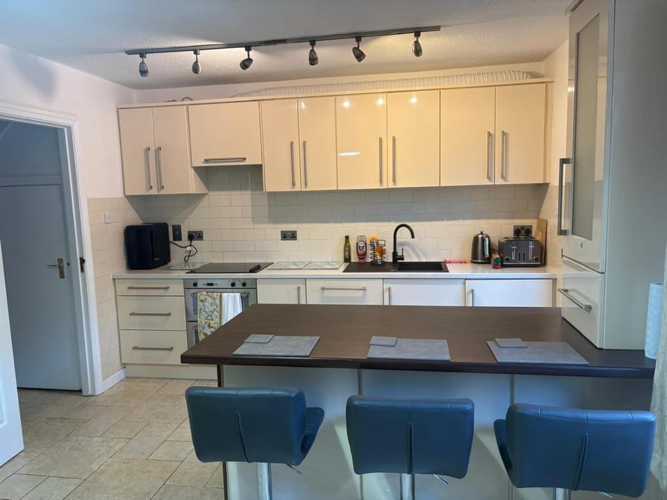 Cardinal Court , Wilton 3BR Beside CUH Hospital House in Cork City