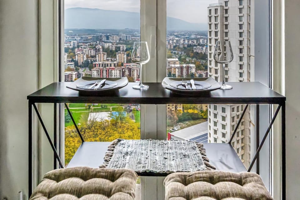 Day, Natural landscape, View (from property/room), Balcony/Terrace, Dining area, City view, Mountain view
