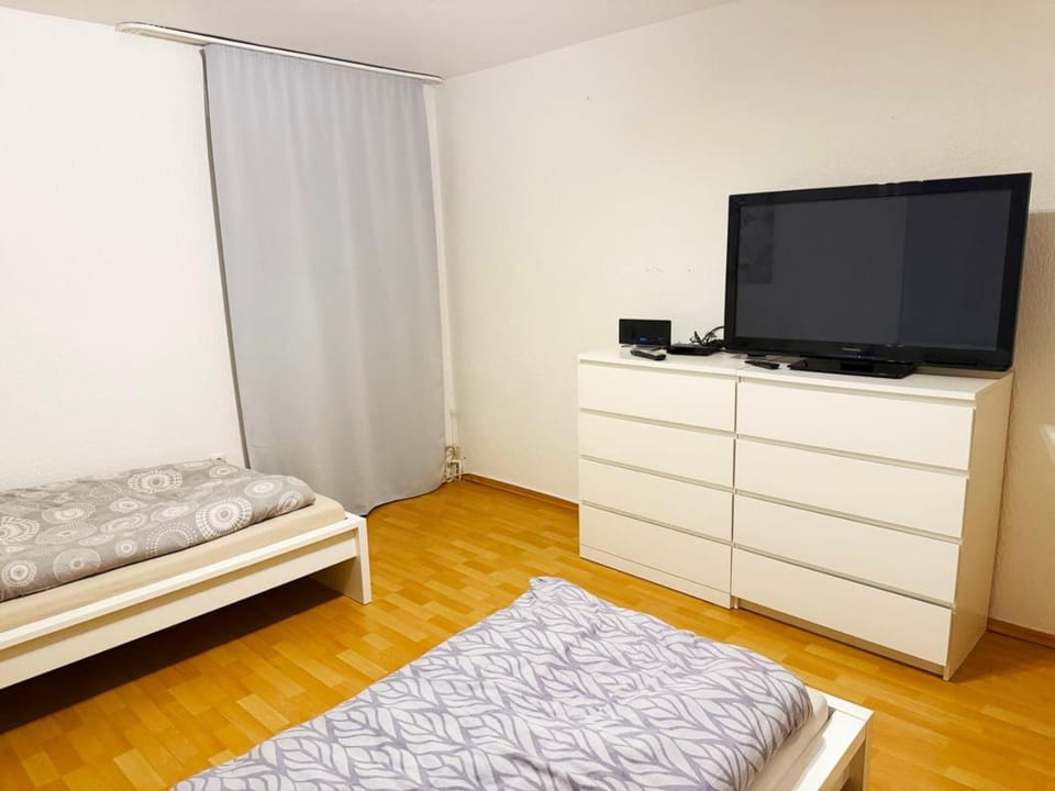 Bed, TV and multimedia, Photo of the whole room, Bedroom