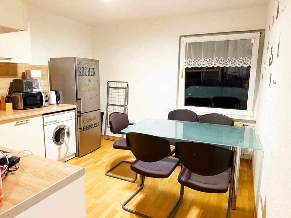 Coffee/tea facilities, Kitchen or kitchenette, Dining area, dishwasher, microwave, toaster, washing machine