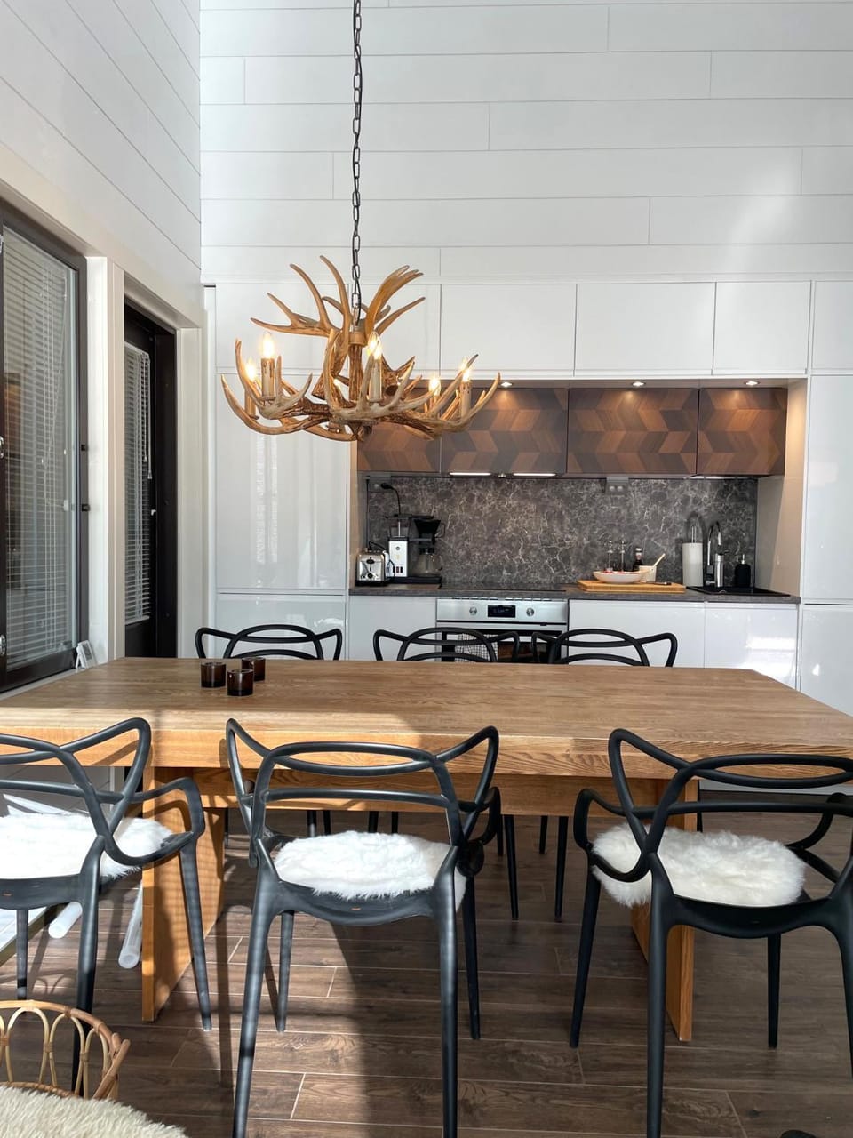 Kitchen or kitchenette, Dining area