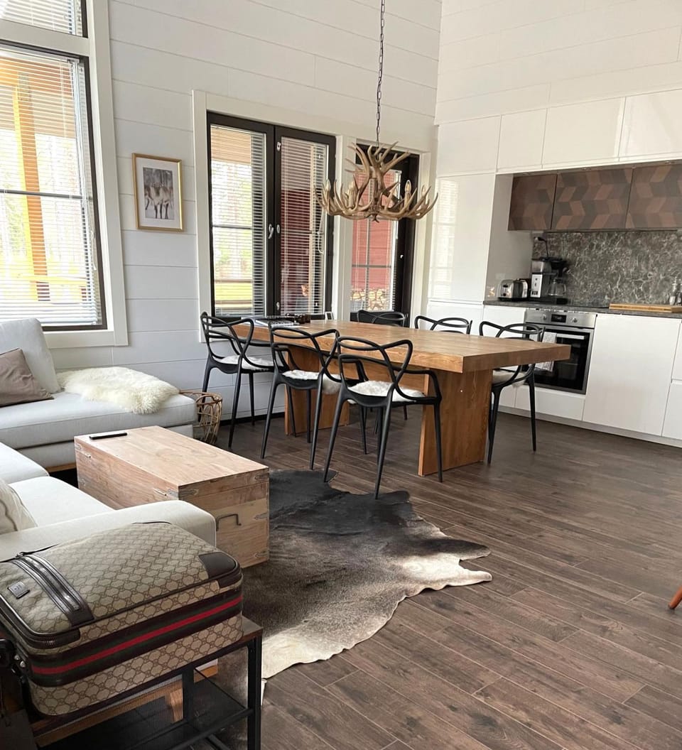 Kitchen or kitchenette, Seating area, Dining area