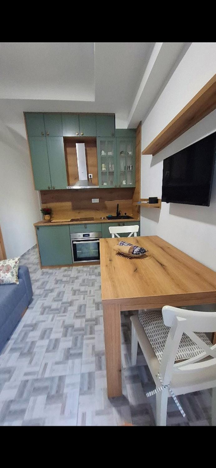 Kitchen or kitchenette, Living room, Dining area, oven