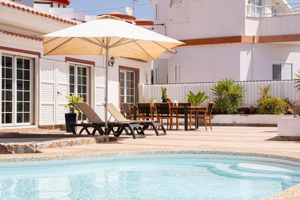 Property building, Day, Balcony/Terrace, Dining area, Swimming pool, Swimming pool, sunbed