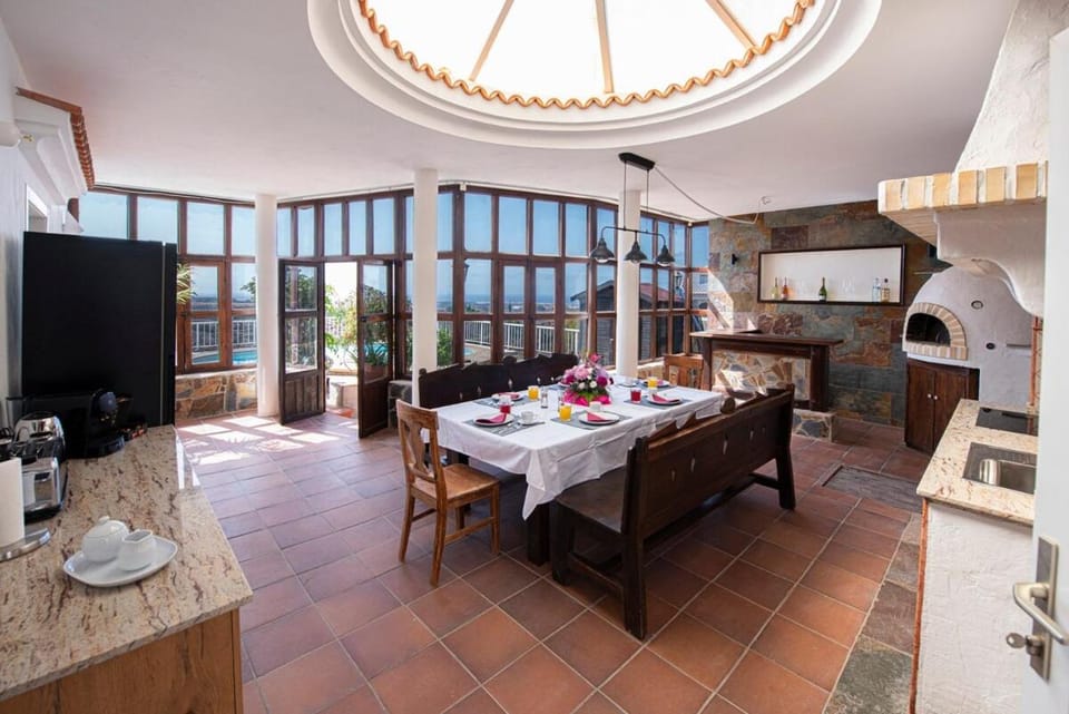 Kitchen or kitchenette, Food and drinks, Seating area, Dining area, Food, minibar