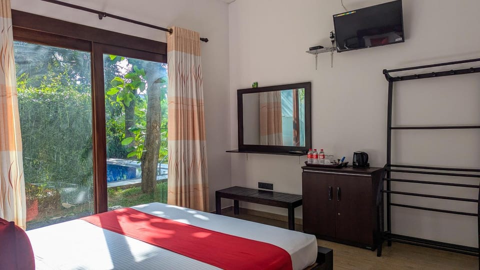 Bed, TV and multimedia, Photo of the whole room, Bedroom