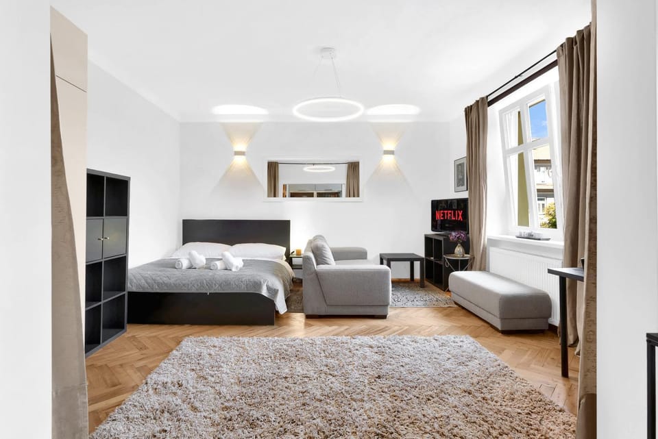 Bed, TV and multimedia, Living room, Photo of the whole room, Seating area, Bedroom