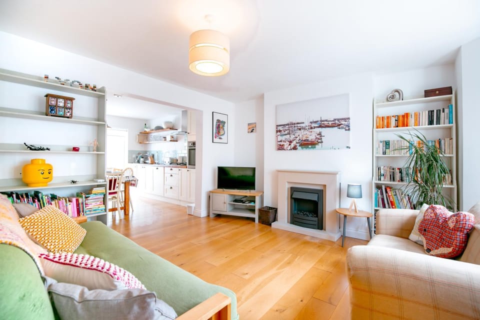 Communal lounge/ TV room, Library, TV and multimedia, Kitchen or kitchenette, Living room, Seating area, Evening entertainment