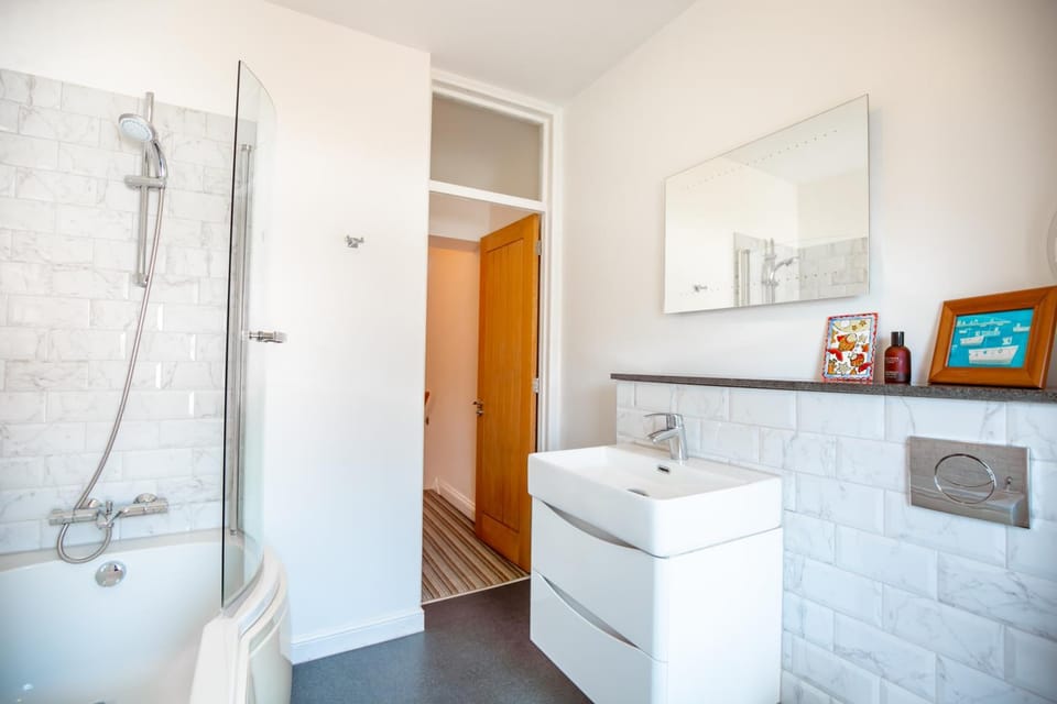 Shower, Toilet, Bathroom, Bath, towels