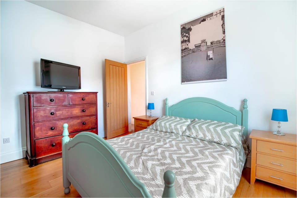 Communal lounge/ TV room, Bed, TV and multimedia, Photo of the whole room, Evening entertainment, Bedroom, wardrobe