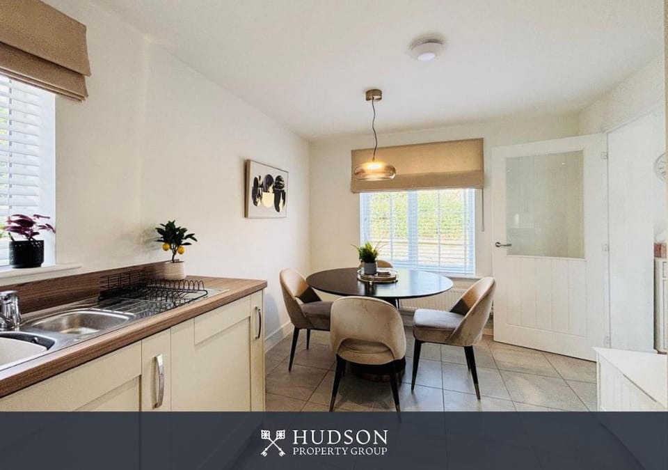 Kitchen or kitchenette, Dining area, pet friendly