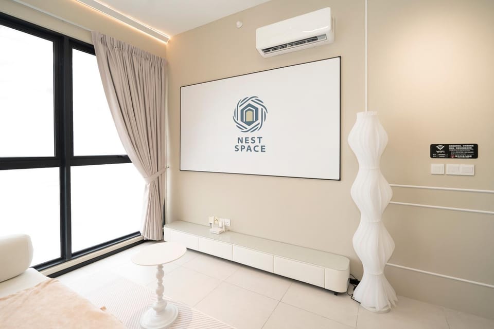 Bathroom, TV and multimedia, Logo/Certificate/Sign, towels