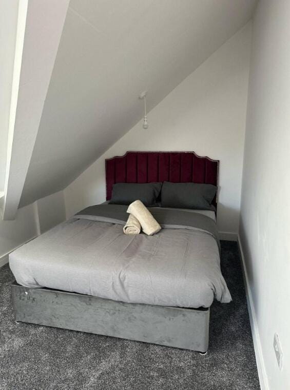 New 4-Bedroom Family Home with Free Parking House in England