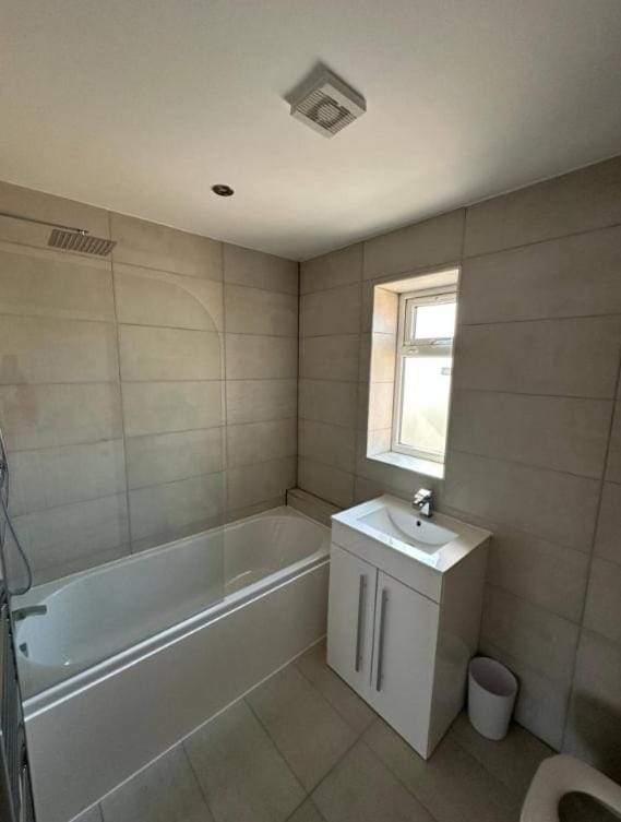 New 4-Bedroom Family Home with Free Parking House in England