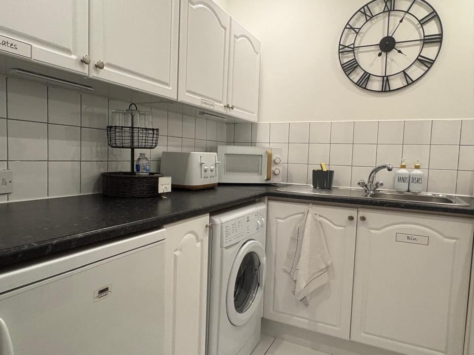 Kitchen or kitchenette, washing machine