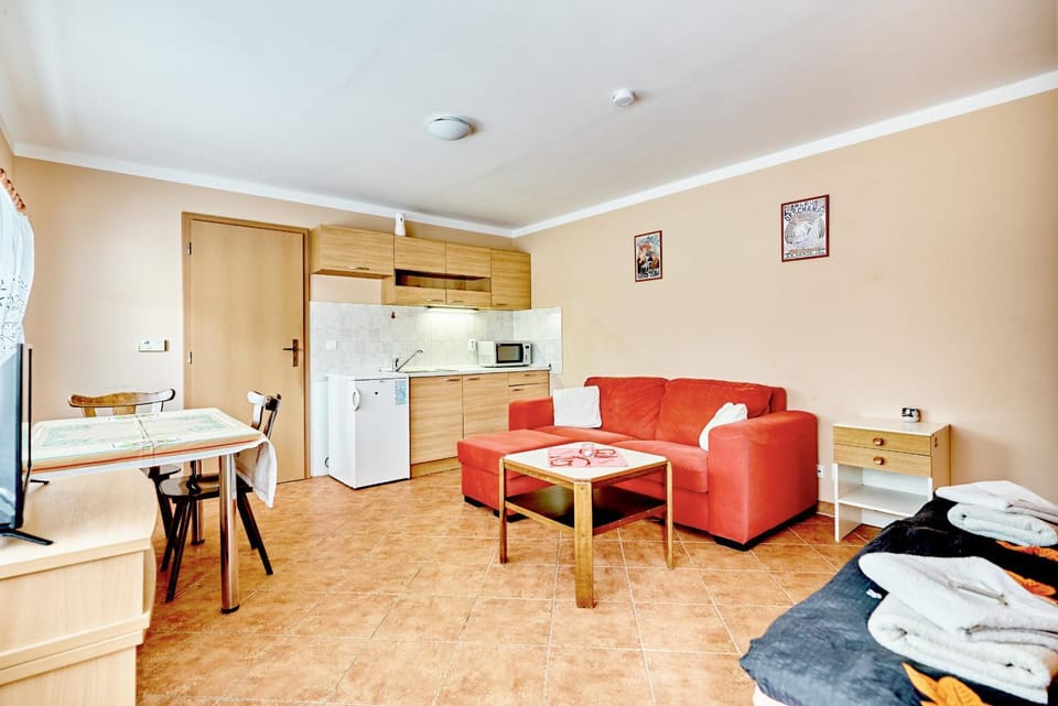 Kitchen or kitchenette, Seating area, stove