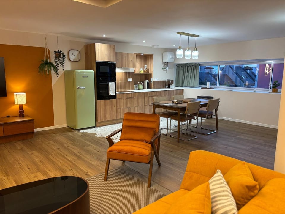 Kitchen or kitchenette, Seating area, Dining area, oven, stove