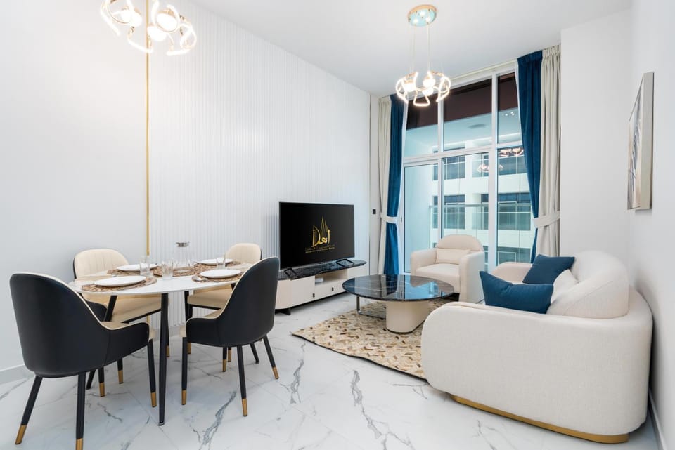 Communal lounge/ TV room, TV and multimedia, Living room, Seating area, Dining area, Evening entertainment
