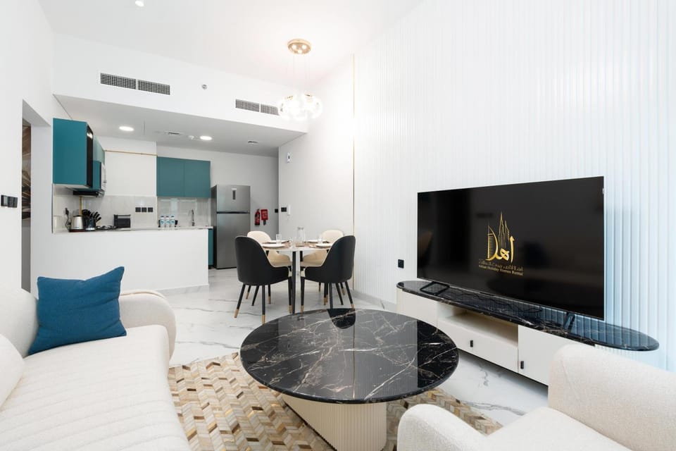 Communal lounge/ TV room, TV and multimedia, Kitchen or kitchenette, Living room, Seating area, Dining area, Evening entertainment, air conditioner