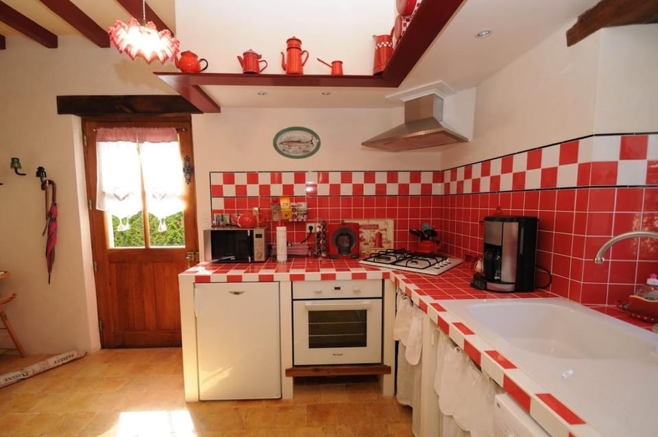 Coffee/tea facilities, Kitchen or kitchenette, dishwasher, stove, toaster