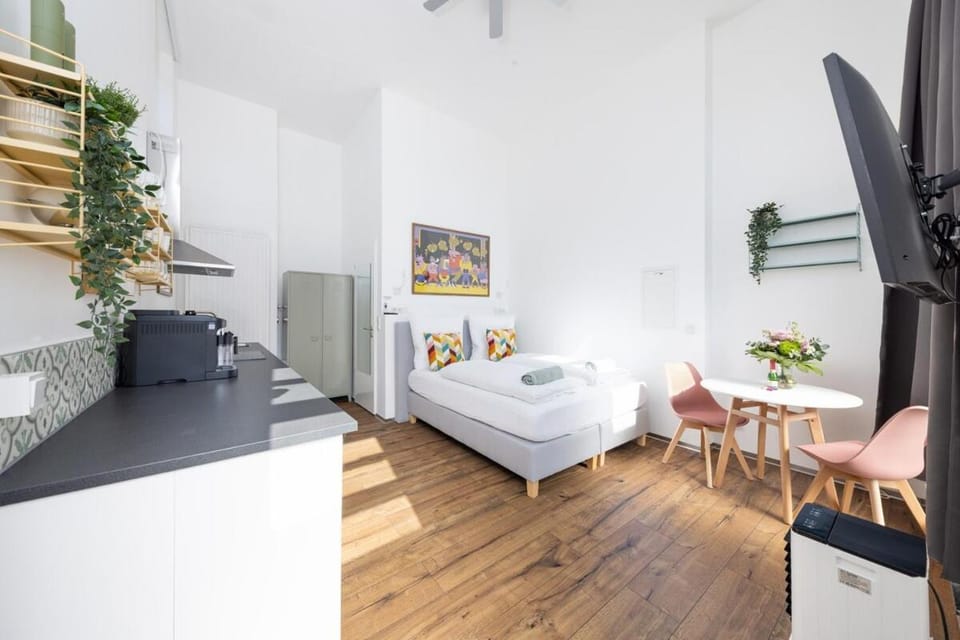 Bed, TV and multimedia, Photo of the whole room, Seating area, Bedroom