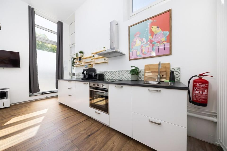 Coffee/tea facilities, Kitchen or kitchenette, oven, stove, toaster