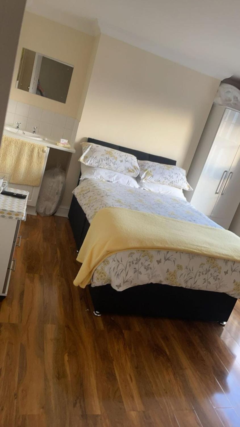 The Wheelwright Arms Bed and Breakfast in Luton