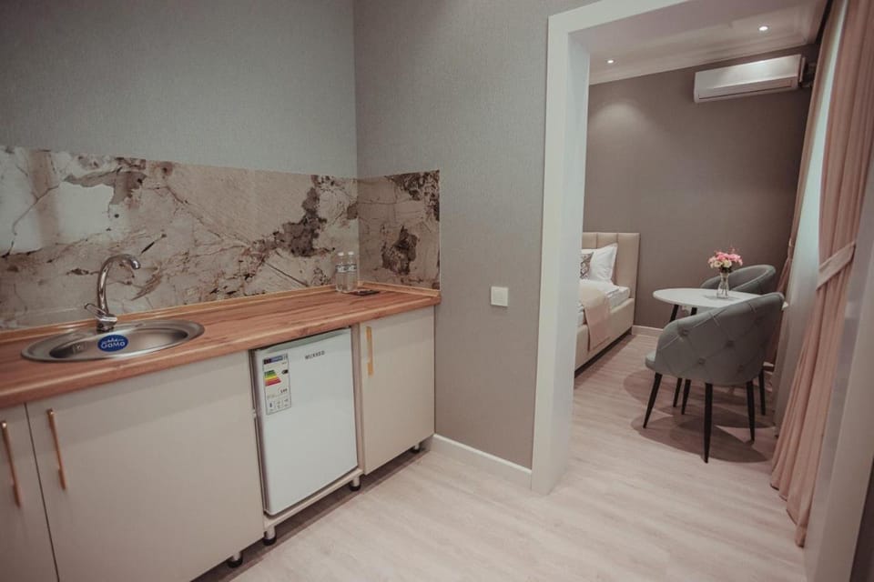 Kitchen or kitchenette, Photo of the whole room, Dining area