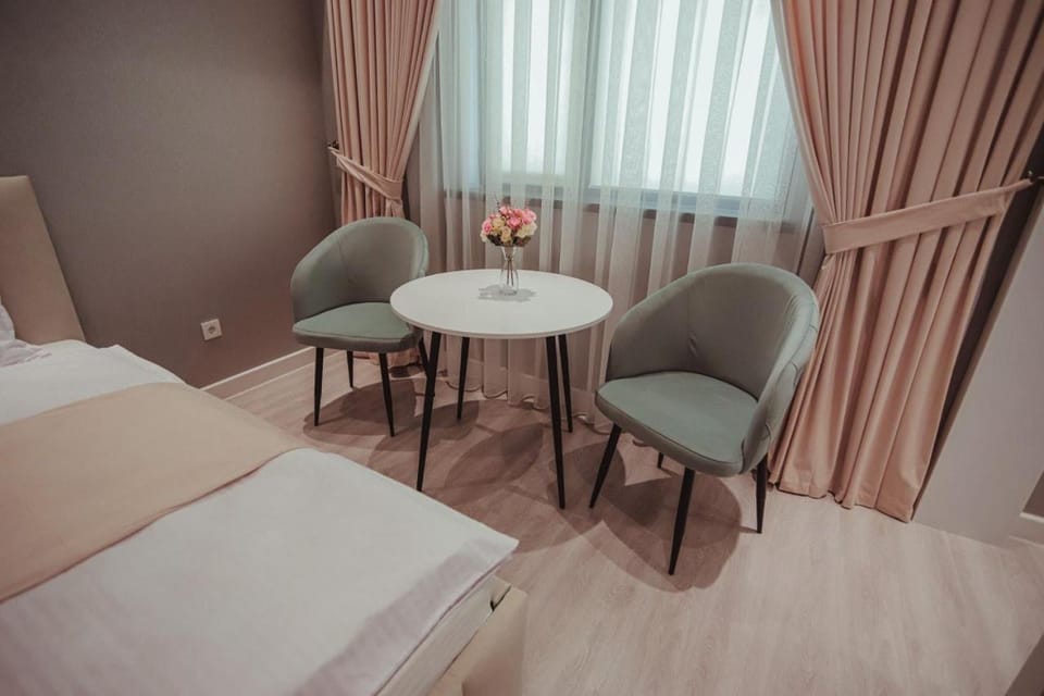 Photo of the whole room, Seating area