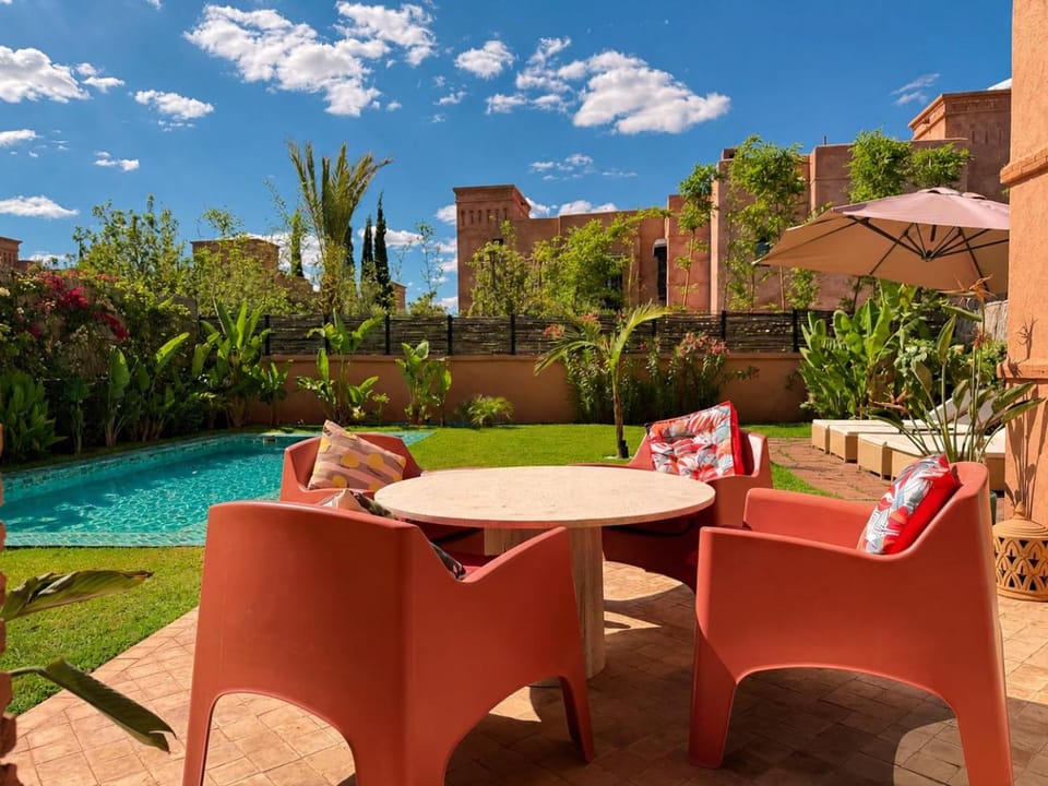 Property building, Garden, Dining area, Garden view, Pool view, sunbed