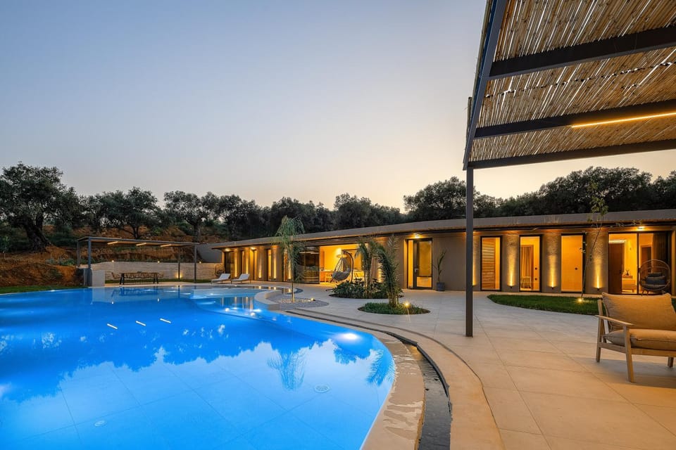 Property building, Day, Pool view, Swimming pool, sunbed