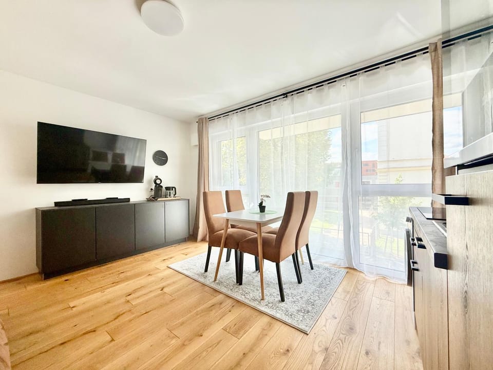 TV and multimedia, Living room, Seating area, Dining area