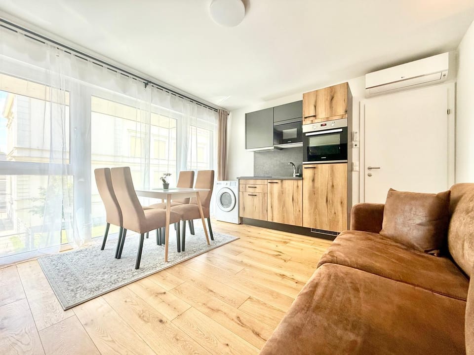 Kitchen or kitchenette, Living room, Seating area, Dining area