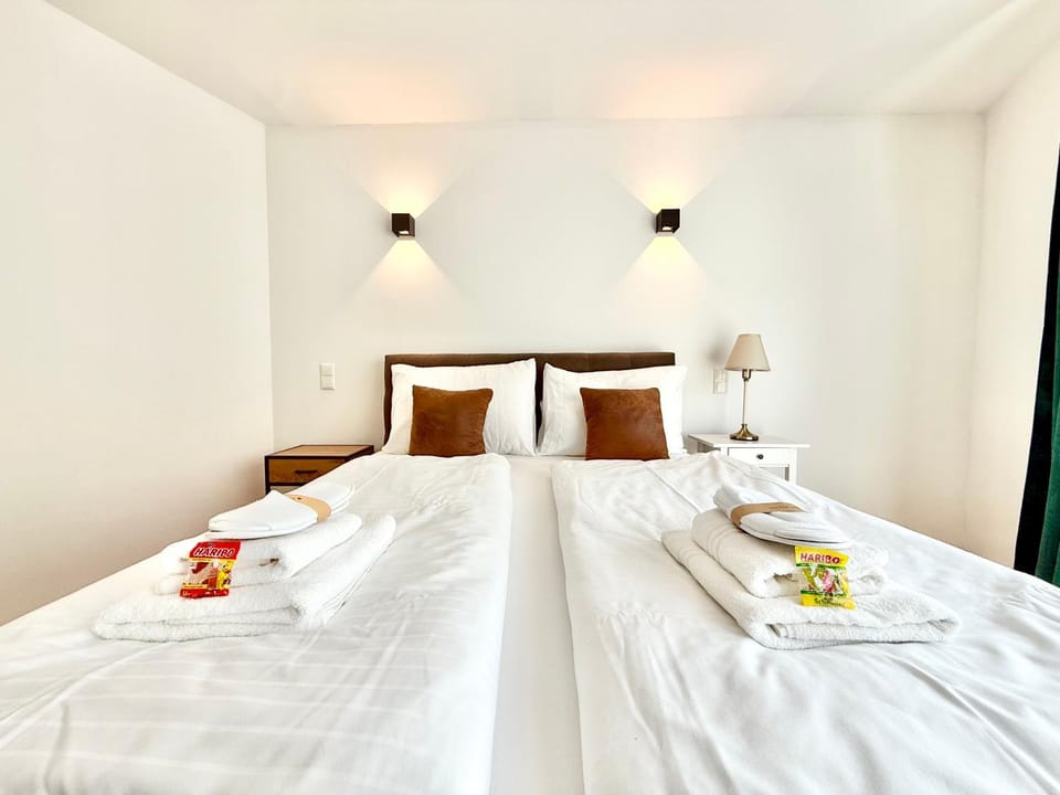 Bed, Photo of the whole room, Bedroom, towels