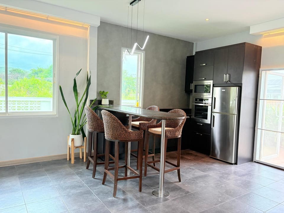 Kitchen or kitchenette, minibar, oven, stove