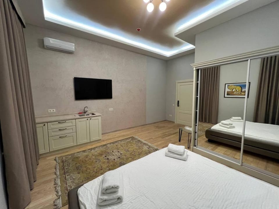 Bed, TV and multimedia, Photo of the whole room, Bedroom, towels, air conditioner