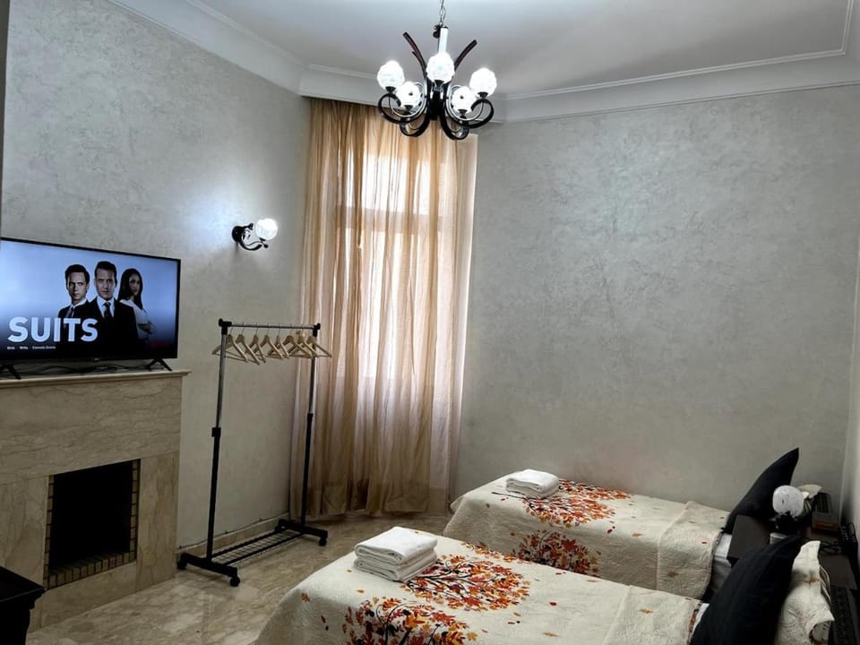 Communal lounge/ TV room, Bed, TV and multimedia, Photo of the whole room, Evening entertainment, Bedroom, fireplace, fireplace